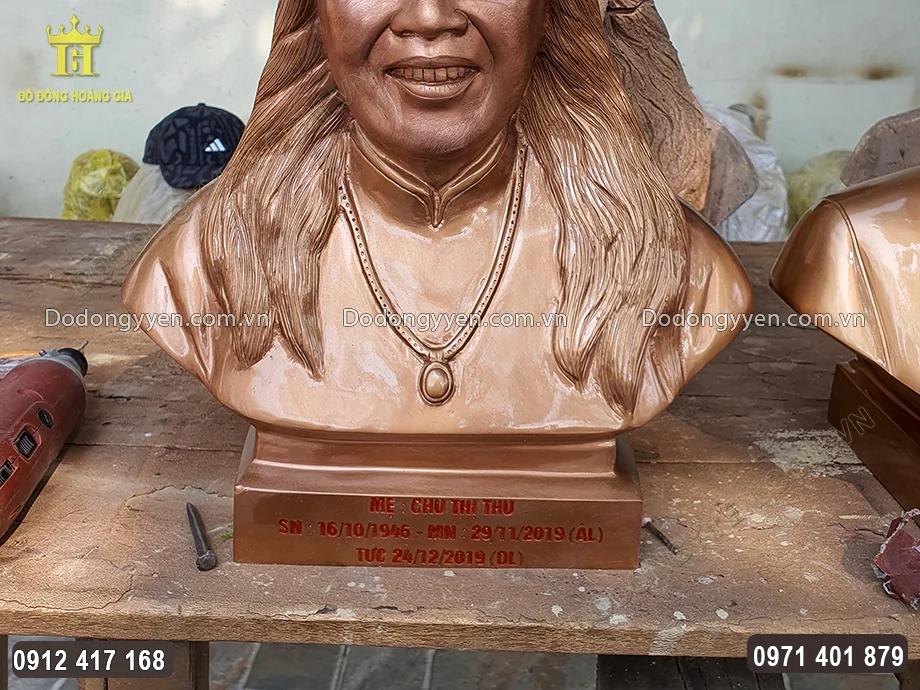 Phần ch&acirc;n đế chạm khắc sắc n&eacute;t t&ecirc;n, năm sinh v&agrave; năm mất của cụ b&agrave;